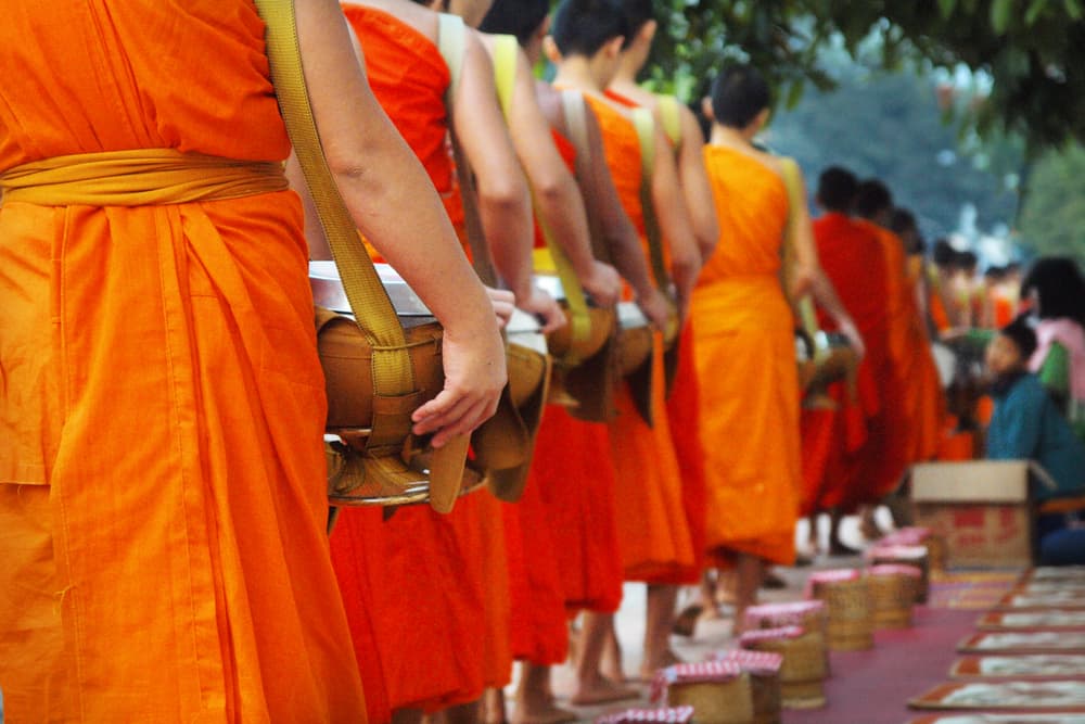 Tak Bat (ceremonia de la limosna a los monjes)